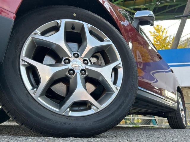 【純正18インチアルミホイール】外観にマッチした純正アルミホイールを装着しております。各種社外アルミホイールや、スタッドレスタイヤも取扱いしております。是非ご相談ください♪