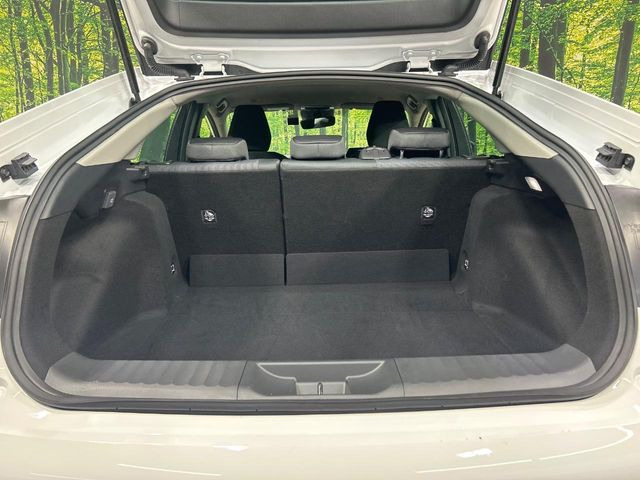 ラゲッジルームは、大容量のスペースを確保。普段のお買い物からレジャーまで、幅広く活躍してくれます!また、リアシートを倒すことでバリエーション豊かにお使いいただけます。