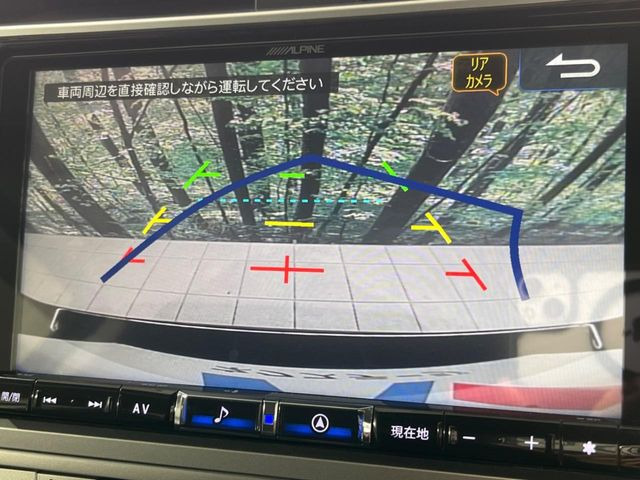 【バックカメラ】駐車時に後方がリアルタイム映像で確認できます。大型商業施設や立体駐車場での駐車時や、夜間のバック時に大活躍!運転スキルに関わらず、今や必須となった装備のひとつです!