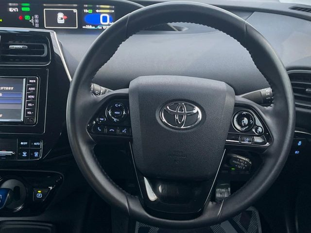 �C���e���A�ɍ��킹���f�U�C���̃X�e�A�����O�́A�^�]�������̂��Ƃ��l���A�^�]���₷���`��A�傫���ł��B�����x�A���ۂɐG���Ă��m���߂��������B