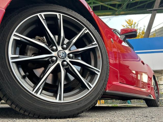 �y����17�C���`�A���~�z�C�[���z�O�ςɃ}�b�`���������A���~�z�C�[���𑕒����Ă���܂��B�e��ЊO�A���~�z�C�[����A�X�^�b�h���X�^�C�����戵�����Ă���܂��B���񂲑��k����������