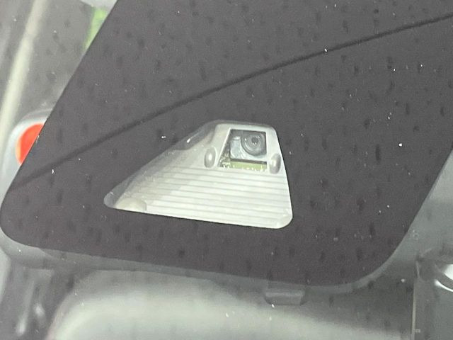 【スマートアシスト】走行中に前方の車両等を認識し、衝突しそうな時は警報とブレーキで衝突回避と被害軽減をアシスト。より安全にドライブをお楽しみいただけます。