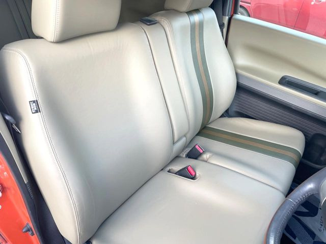 運転席まわりには十分なスペースがあり、大柄な方でもゆったり運転していただける環境です。
