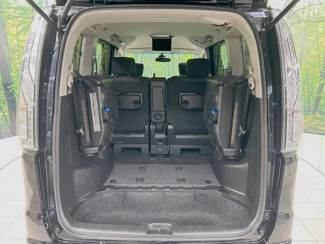 ���i�̂���������ʋ΁A���}���ɏ\���ȉ׎��X�y�[�X���m�ۂ��Ă���܂��B�Z�J���h�V�[�g�𒵂ˏグ��ƁA�傫�ȉו��̐ύڂ��\�ł���