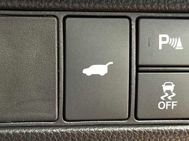 【パワーバックドア】スマートキーや運転席のボタンを押すだけでリアゲートが自動で開閉します!荷物を持っている時や、高い位置にあるバックドアを閉める際に便利な機能です♪