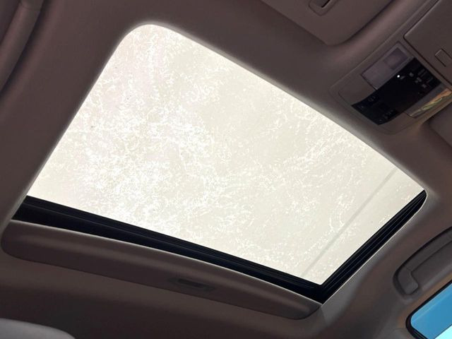 【サンルーフ】開放感たっぷりの希少装備、サンルーフが装着されています!車内に明かりを取り入れたり景色を楽しむ以外にも、車内の空気も簡単に換気できて快適です!