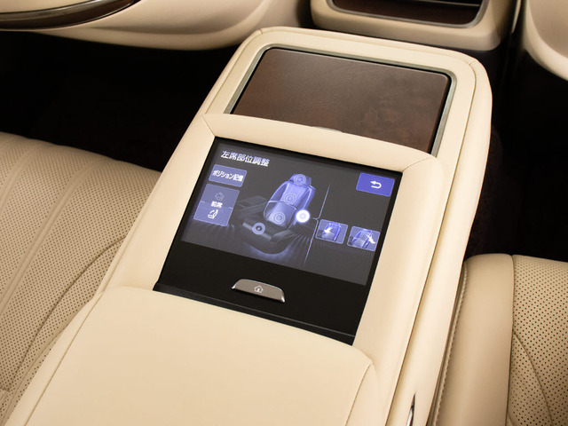 ★後席もVIP装備!後席センターコンソールの画像です!こちらのお車には、後席にもパワーシートが装備されています!更にオーディオなども後席から操作出来るなど豪華!ゲストに喜んで頂ける装備ですね!