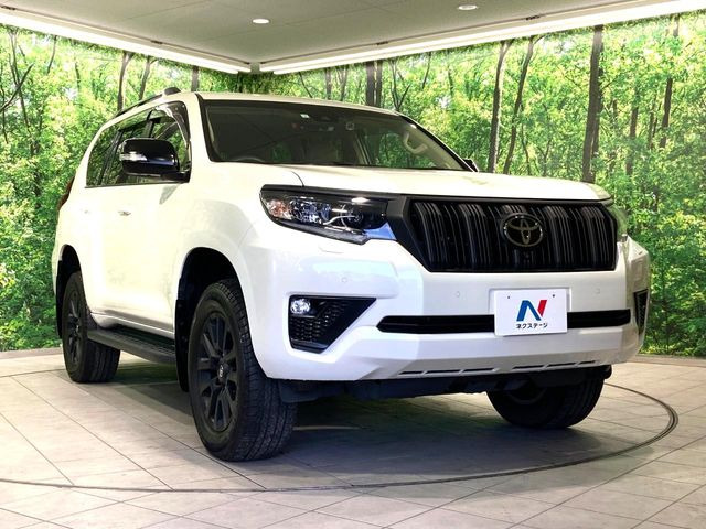 高透明度のガラス皮膜で撥水はもちろん、上質なツヤ・光沢を実現。紫外線や酸性雨から大切な愛車を保護し、色あせ・劣化を防止。「弾スプラッシュコート」、「弾プリミッサコート」からお選びいただけます。