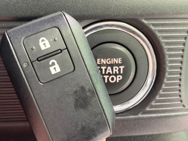 【キーレススタートシステム】カバンやポケットに入れたままでもドアの施錠・解錠が可能なスマートキーを装備。エンジンのオン・オフ時もカギを取り出す必要が無いからとっても便利です♪