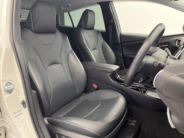 【黒革シート】上質な本革を使用し、高級感あふれる黒革シート。常に体に触れる部分だから、座り心地の良さにはこだわりたいですね♪汚れの付着や劣化を抑制する内装コーティング施工もおススメですよ♪