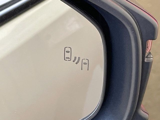 【ブラインドスポットモニター】走行中、ドアミラーの死角になりやすい箇所に後続車が接近するとサイドミラーのレンズに警告を表示!ドライバーに注意喚起をしてくれます。