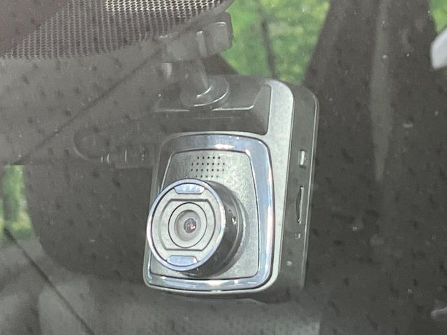 【ドライブレコーダー】安心・安全なカーライフに必須のドライブレコーダーを装備!走行中はもちろん、あおり運転や事故に遭遇した際の状況も映像で記録し、万一のリスクに備えます。