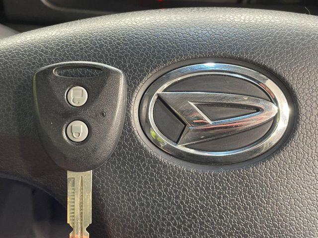 【キーレス】少し離れた場所からでもボタン一つでドアの開錠・施錠ができるのでとっても便利!ドアの鍵穴周りに傷をつけることもありません♪