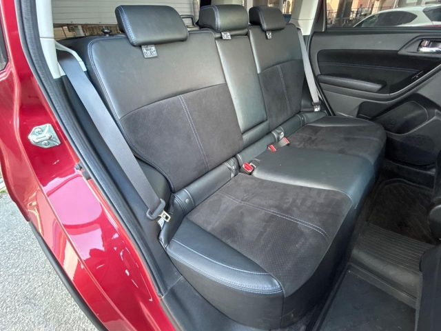後部座席も気になるようなキズ・汚れやへたり等、大きなダメージはなく、良好な状態です。