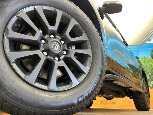 【純正18インチアルミホイール】外観にマッチした純正アルミホイールを装着しております。各種社外アルミホイールや、スタッドレスタイヤも取扱いしております。是非ご相談ください♪