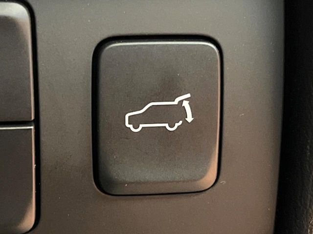 【パワーバックドア】スマートキーや運転席のボタンを押すだけでリアゲートが自動で開閉します!荷物を持っている時や、高い位置にあるバックドアを閉める際に便利な機能です♪