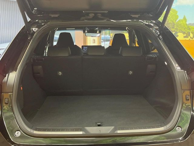 【ハンズフリーパワーバックドア】リアバンパー下部に足先を出し入れするだけでバックドアが自動で開閉♪両手が荷物でふさがっている時でもラクラク開閉操作が行えます!