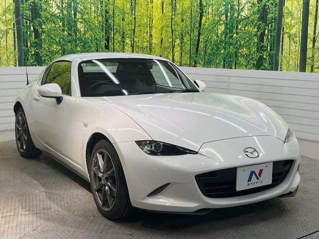 高透明度のガラス皮膜で撥水はもちろん、上質なツヤ・光沢を実現。紫外線や酸性雨から大切な愛車を保護し、色あせ・劣化を防止。「弾スプラッシュコート」、「弾プリミッサコート」からお選びいただけます。