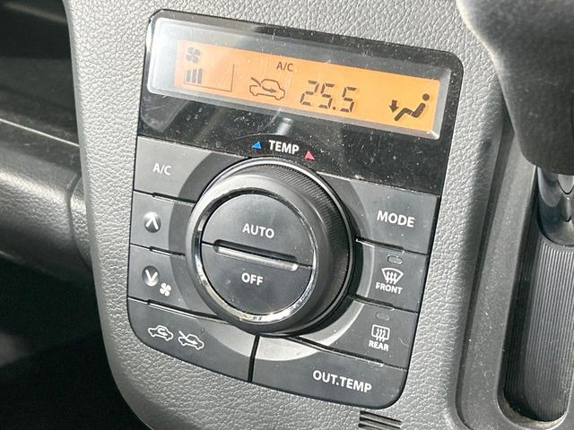 【オートエアコン】一度お好みの温度に設定すれば、車内の温度を検知し風量や温度を自動で調整。暑い…寒い…と何度もスイッチ操作をする必要はありません。快適な車内空間には必須の機能ですね♪