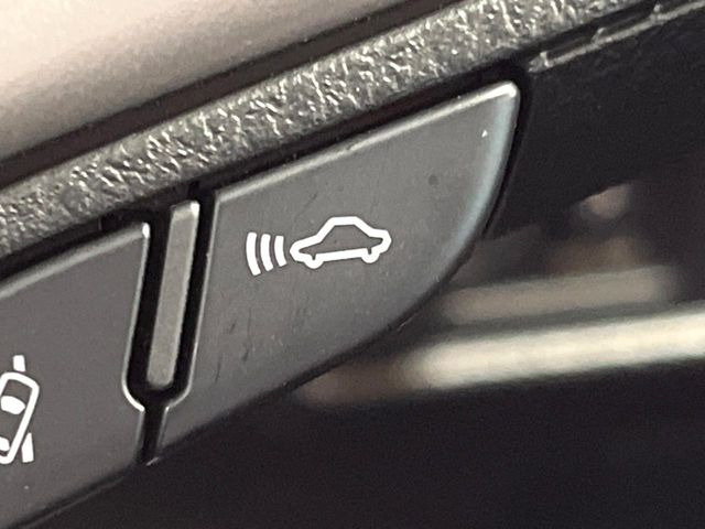 【トヨタセーフティセンス】走行中に前方の車両等を認識し、衝突しそうな時は警報とブレーキで衝突回避と被害軽減をアシスト。より安全にドライブをお楽しみいただけます。