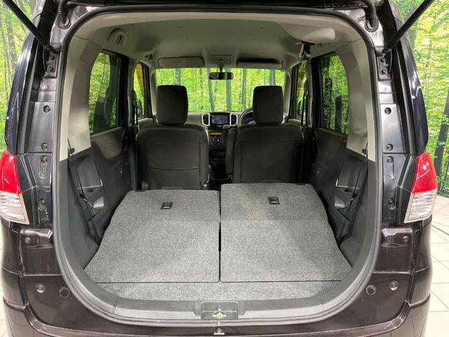 後部座席も気になるようなキズ・汚れやへたり等、大きなダメージはなく、良好な状態です。