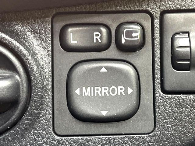 �y�d���i�[�~���[�z�T�C�h�~���[�͓d���i�[���ƂȂ��Ă���A�������ԏ�ł��L�Y�������X�N��}�����܂��B