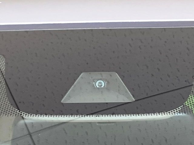 【ホンダセンシング】走行中に前方の車両等を認識し、衝突しそうな時は警報とブレーキで衝突回避と被害軽減をアシスト。より安全にドライブをお楽しみいただけます。