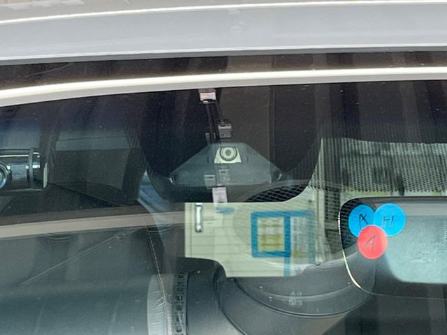 �y�z���_�Z���V���O�z���s���ɑO���̎ԗ�����F�����A�Փ˂������Ȏ��͌x��ƃu���[�L�ŏՓˉ���Ɣ�Q�y�����A�V�X�g�B�����S�Ƀh���C�u�����y���݂��������܂��B