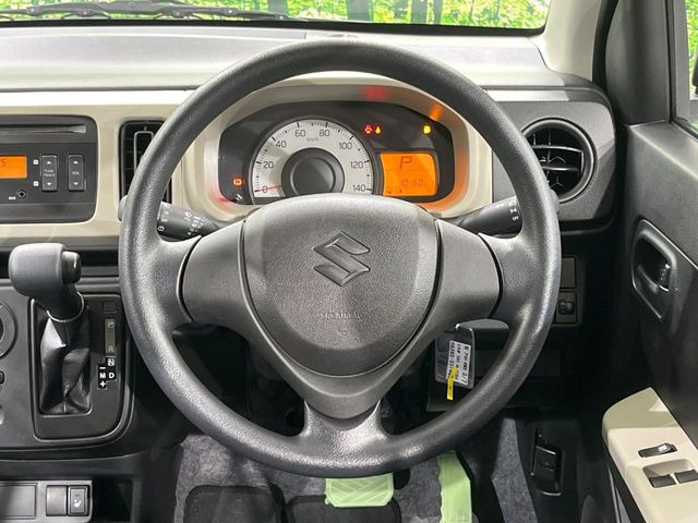 �C���e���A�ɍ��킹���f�U�C���̃X�e�A�����O�́A�^�]�������̂��Ƃ��l���A�^�]���₷���`��A�傫���ł��B�����x�A���ۂɐG���Ă��m���߂��������B