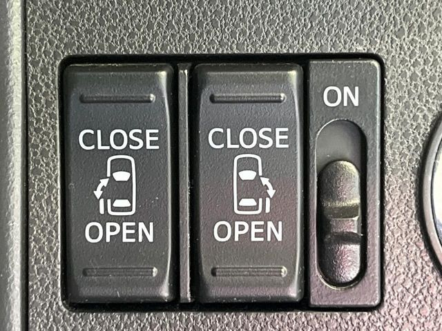 【両側パワースライドドア】スマートキーや運転席のスイッチで後席両側スライドドアの開閉が可能♪電動だから力を入れてドアを開ける必要が無く、小さなお子様でも簡単に開け閉めでき快適です♪