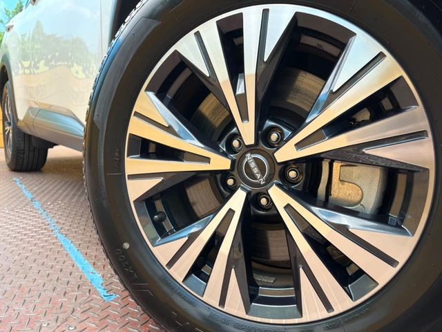 【純正18インチアルミホイール】外観にマッチした純正アルミホイールを装着しております。各種社外アルミホイールや、スタッドレスタイヤも取扱いしております。是非ご相談ください♪