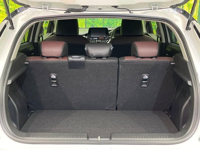 ���i�̂���������ʋ΁A���}���ɏ\���ȉ׎��X�y�[�X���m�ۂ��Ă���܂��B�Z�J���h�V�[�g��|���ƁA�傫�ȉו��̐ύڂ��\�ł���