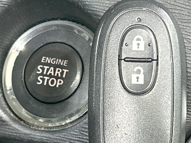 【キーレススタートシステム】カバンやポケットに入れたままでもドアの施錠・解錠が可能なスマートキーを装備。エンジンのオン・オフ時もカギを取り出す必要が無いからとっても便利です♪