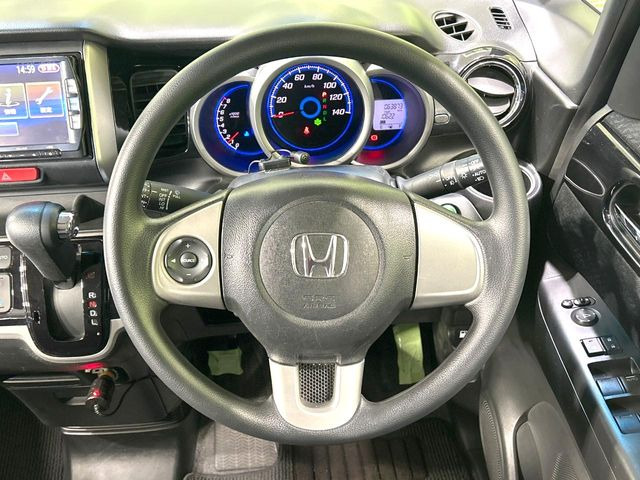 �C���e���A�ɍ��킹���f�U�C���̃X�e�A�����O�́A�^�]�������̂��Ƃ��l���A�^�]���₷���`��A�傫���ł��B�����x�A���ۂɐG���Ă��m���߂��������B