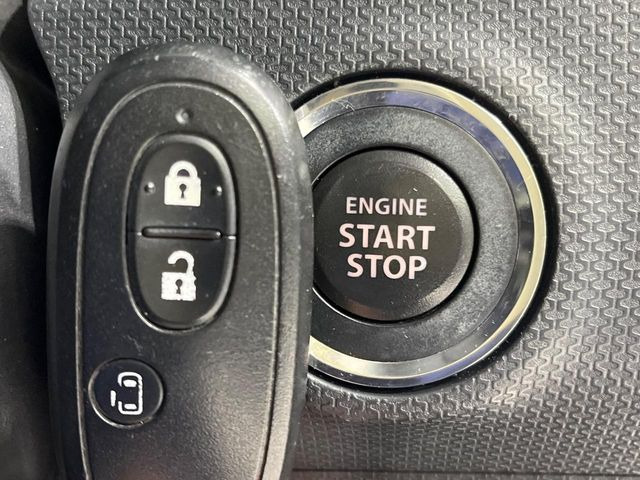 【キーレススタートシステム】カバンやポケットに入れたままでもドアの施錠・解錠が可能なスマートキーを装備。エンジンのオン・オフ時もカギを取り出す必要が無いからとっても便利です♪