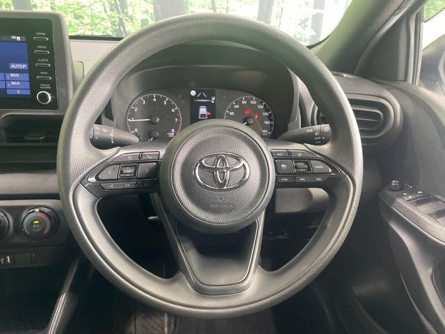 �C���e���A�ɍ��킹���f�U�C���̃X�e�A�����O�́A�^�]�������̂��Ƃ��l���A�^�]���₷���`��A�傫���ł��B�����x�A���ۂɐG���Ă��m���߂��������B