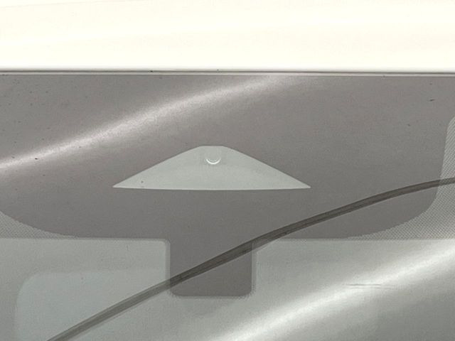 【エマージェンシーブレーキ】走行中に前方の車両等を認識し、衝突しそうな時は警報とブレーキで衝突回避と被害軽減をアシスト。より安全にドライブをお楽しみいただけます。