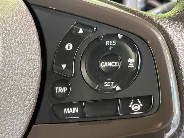 【アダプティブクルーズコントロール】高速道路での長距離走行が楽に!!自動で速度を保つクルーズコントロールが、衝突軽減システムと連携し、前方の車両を感知して車間を保つように速度調節してくれます!!