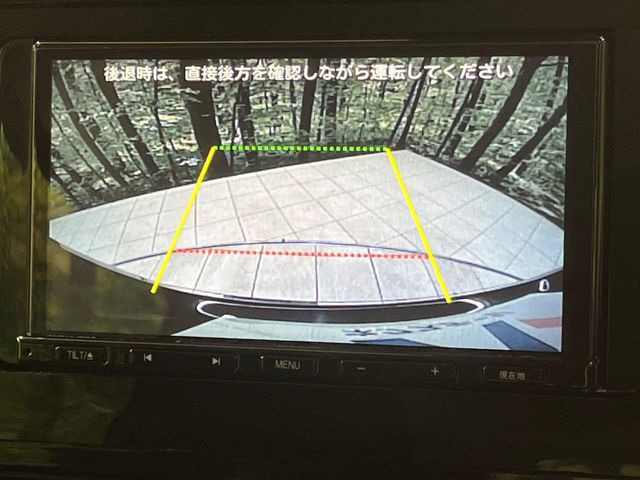 【バックカメラ】駐車時に後方がリアルタイム映像で確認できます。大型商業施設や立体駐車場での駐車時や、夜間のバック時に大活躍!運転スキルに関わらず、今や必須となった装備のひとつです!