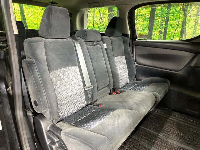 後部座席も気になるようなキズ・汚れやへたり等、大きなダメージはなく、良好な状態です。