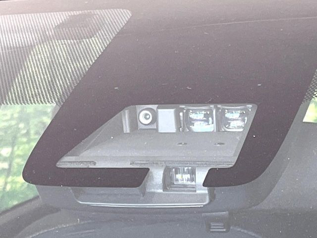 【プリクラッシュセーフティ】前方の車両等を検知し、衝突しそうな時は警報で注意を促し、ブレーキを踏む力をサポート。ブレーキを踏めなかった場合は衝突被害軽減ブレーキが作動、衝突回避をサポートします。