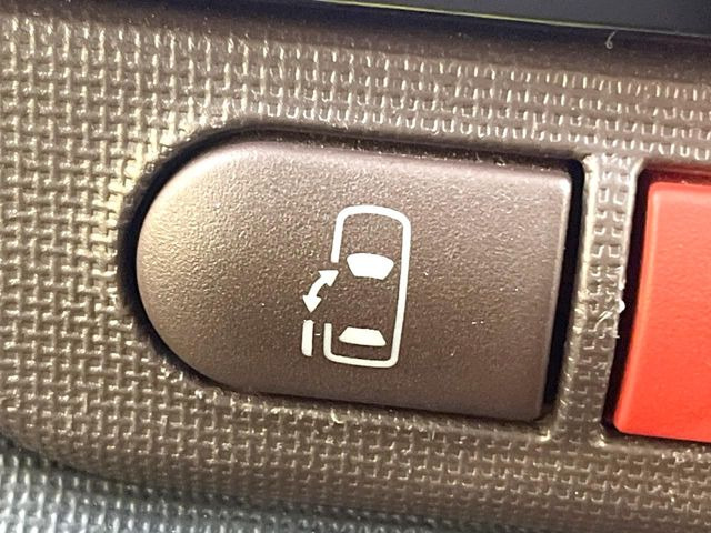 【パワースライドドア】スマートキーや運転席のスイッチでスライドドアの開閉が可能♪電動だから力を入れてドアを開ける必要が無く、小さいお子様でも、重い荷物を持っている時もラクに開け閉めできます♪