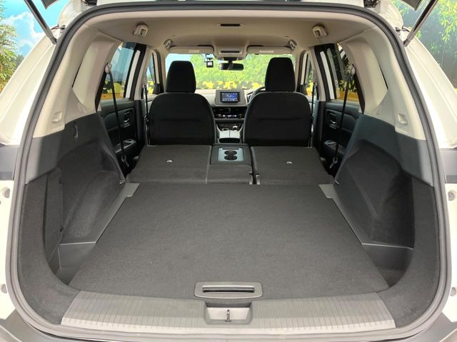 後席を格納すると、これだけの広さが!シーンに合わせたシートアレンジで、大きな荷物も積むことが出来ます♪