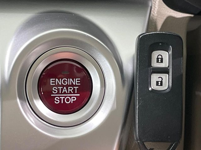 �yHonda�X�}�[�g�L�[�z�J�o����|�P�b�g�ɓ��ꂽ�܂܂ł��h�A�̎{���E�������\�ȃX�}�[�g�L�[�𑕔��B�G���W���̃I���E�I�t�����J�M�����o���K�v����������Ƃ��Ă��֗��ł���