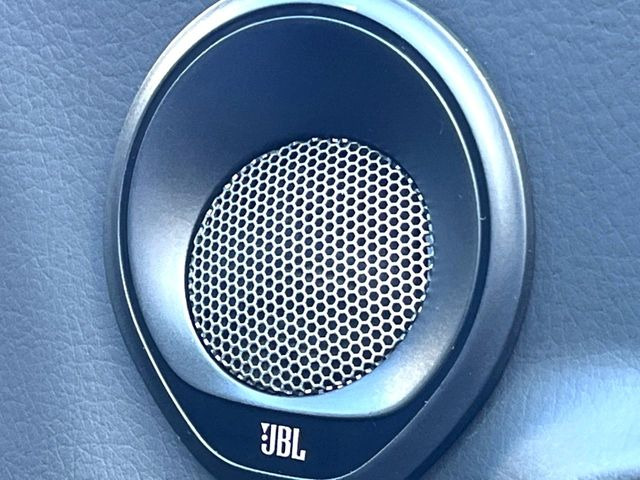 �yJBL�T�E���h�V�X�e���z���i�ʃT�E���h�V�X�e���𓋍ځB��p�̃`���[�j���O���{���ꂽ�召�l�X�ȃX�s�[�J�[����ǎ��ȃT�E���h���t�ł��A�Տꊴ���ӂ�鉹����Ԃ����o���܂��B