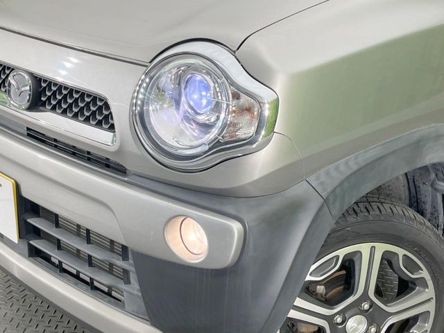 【HIDヘッドライト】非常に明るく前方を照らしてくれるので、悪天候や夜間の走行時も視界良好で安心してお乗りいただけます。