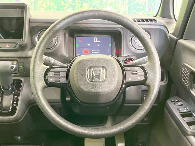インテリアに合わせたデザインのステアリングは、運転される方のことも考え、運転しやすい形状、大きさです。是非一度、実際に触ってお確かめください。
