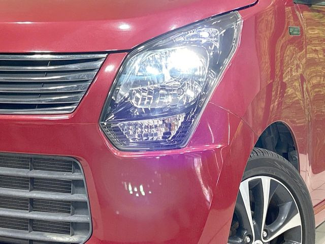 【HIDヘッドライト】非常に明るく前方を照らしてくれるので、悪天候や夜間の走行時も視界良好で安心してお乗りいただけます。