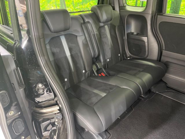 広々とした2列目シートは居住性が高く、居心地も快適!友達や家族とのお出かけにぴったりです。ベビーシートやチャイルドシート使用時も快適にお過ごしいただける十分な空間を確保しています。