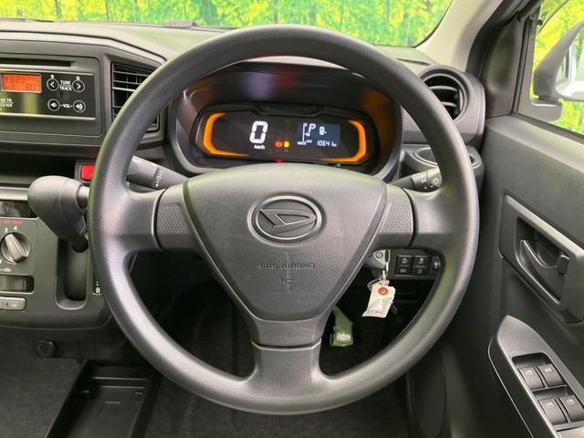 �C���e���A�ɍ��킹���f�U�C���̃X�e�A�����O�́A�^�]�������̂��Ƃ��l���A�^�]���₷���`��A�傫���ł��B�����x�A���ۂɐG���Ă��m���߂��������B